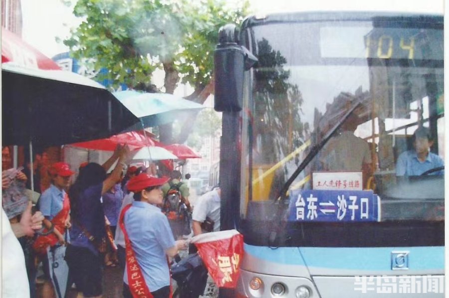 青岛这条繁华大道，因香港回归得名！104路公交线行驶25年见证沿线发展变迁