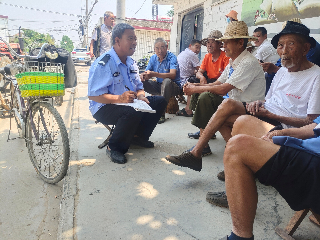 网格警察坚守岗位,社区网格警务人员