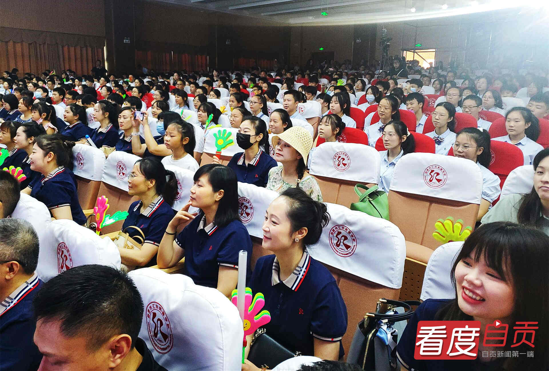 “春华之光”师生展风采