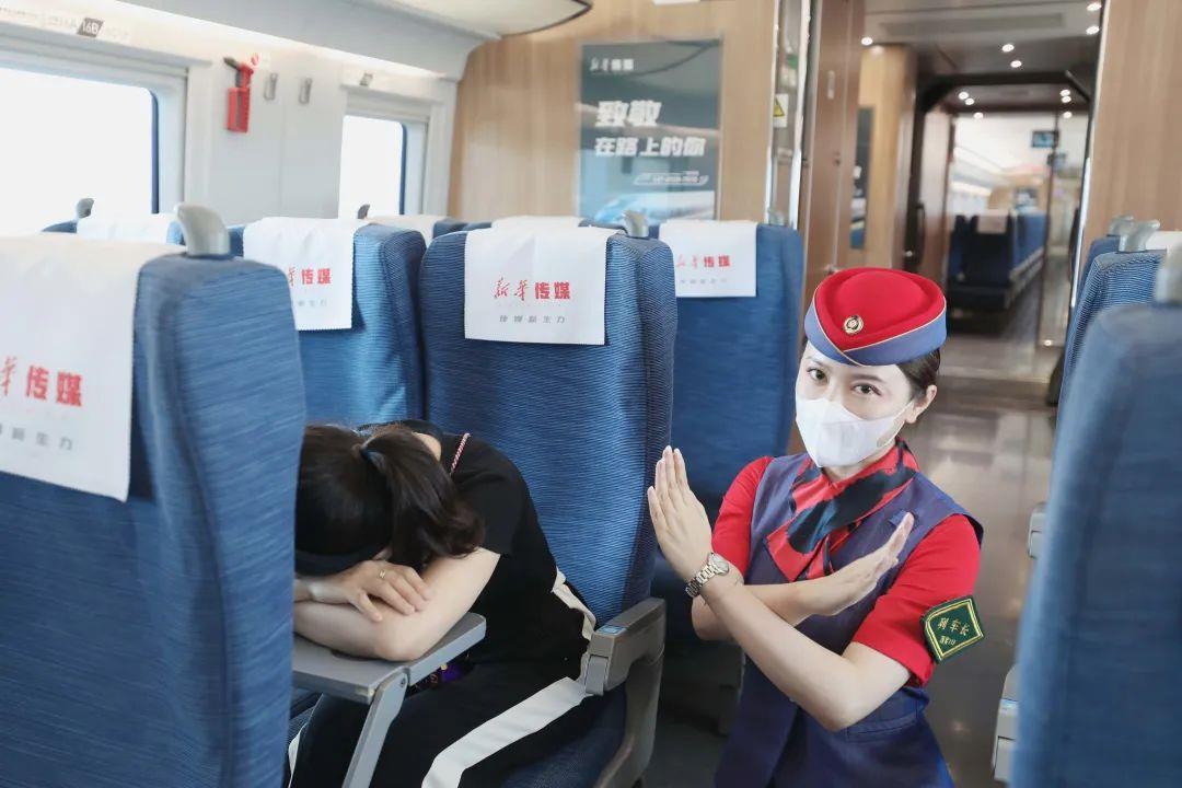 高铁列车上的一些常用功能,高铁列车控制器是啥样的