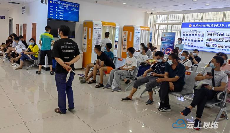 户籍窗口迎接办证高峰,公安出入境办证高峰