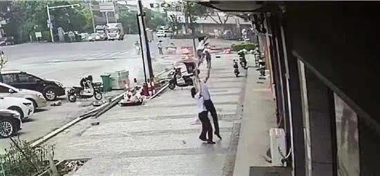 吴菊萍事迹视频,吴菊萍的事迹作文素材