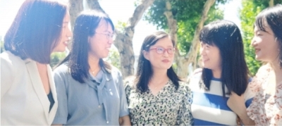 他们带着珍藏20年的习作本看老师