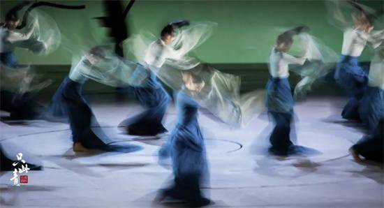 舞蹈诗剧《只此青绿》“展卷”淄博,穿越千年的相遇,以舞叙事惊艳开演