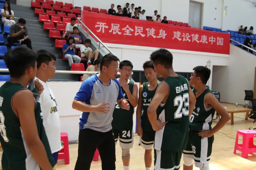 两场联赛精彩上演,校园足球联赛精彩纷呈