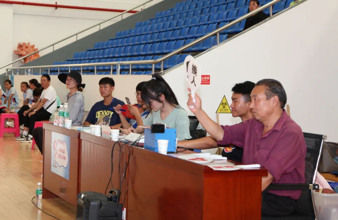 两场联赛精彩上演,校园足球联赛精彩纷呈