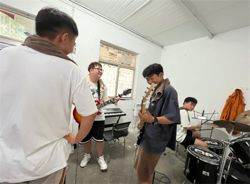 肥城“00后”乐队齐唱“80后”歌曲视频爆火网络