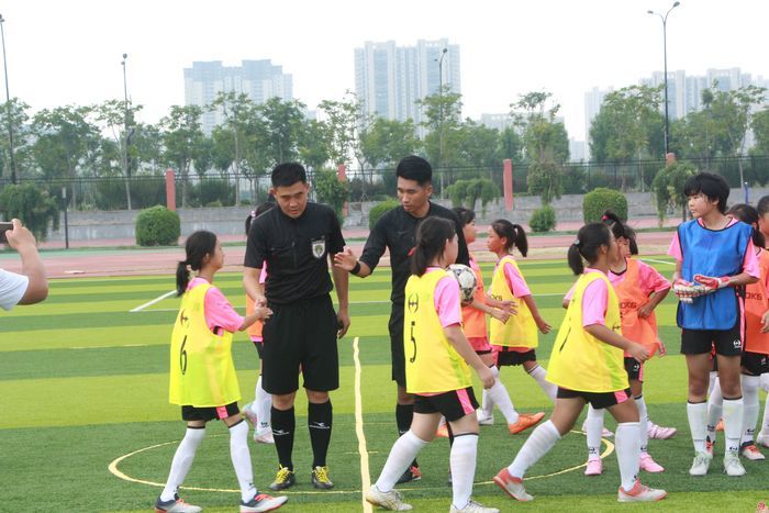 传承体育精神共享羽球魅力,足球文化节夏令营
