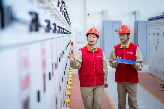 我们的新时代·*党**代表话十年㉕丨韩克勤：倾心服务，当好经济社会发展“电小二”