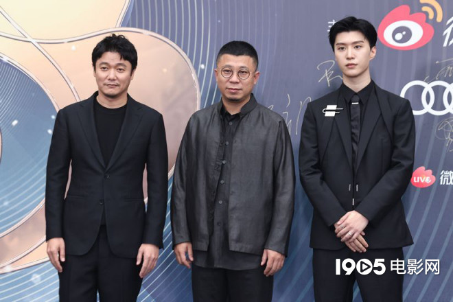 微博之夜红毯王一博周冬雨,2022王一博周冬雨微博之夜