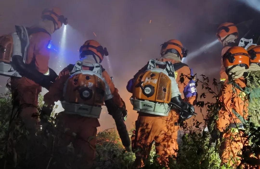 临危不惧全力以赴扑救山火,义不容辞赴前线