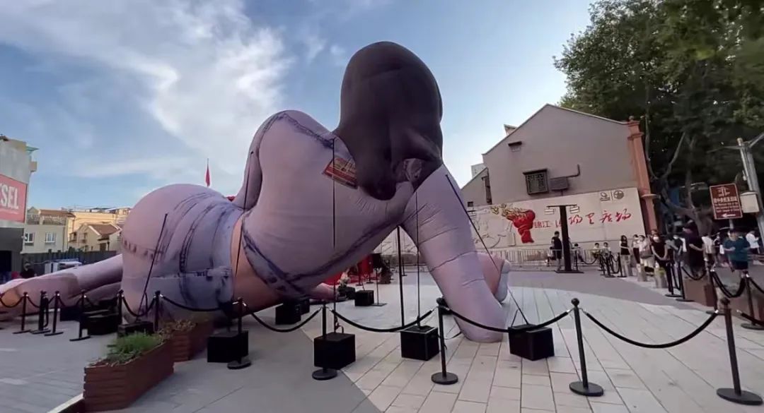 淮海路闪现“巨型充气人偶”！有人吓哭，有人被迷住！谁还没有看过TA？