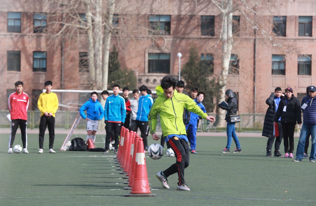 新闻周刊丨“踢”进象牙塔，升学新捷径？足球考试真不简单，伯乐的孩子也闹悬