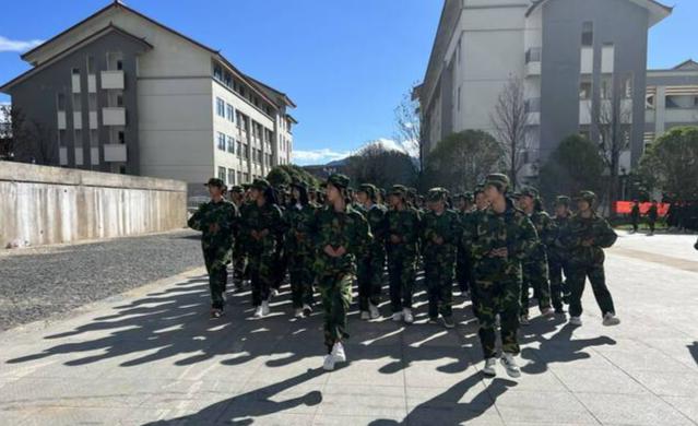 国防教育进校园同心共筑国防梦,推动全民国防教育走进千家万户