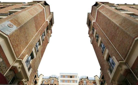 延后供暖、限温18度，铁塔、卢浮宫提前熄灯，法国人要勒紧裤腰带过冬