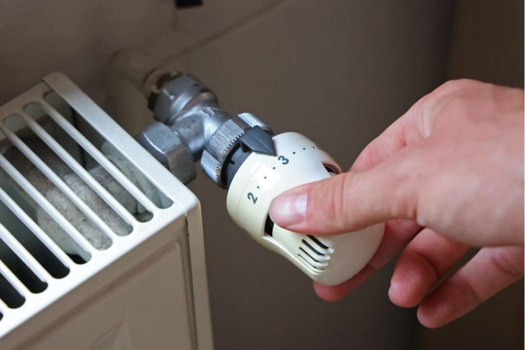 延后供暖、限温18度，铁塔、卢浮宫提前熄灯，法国人要勒紧裤腰带过冬