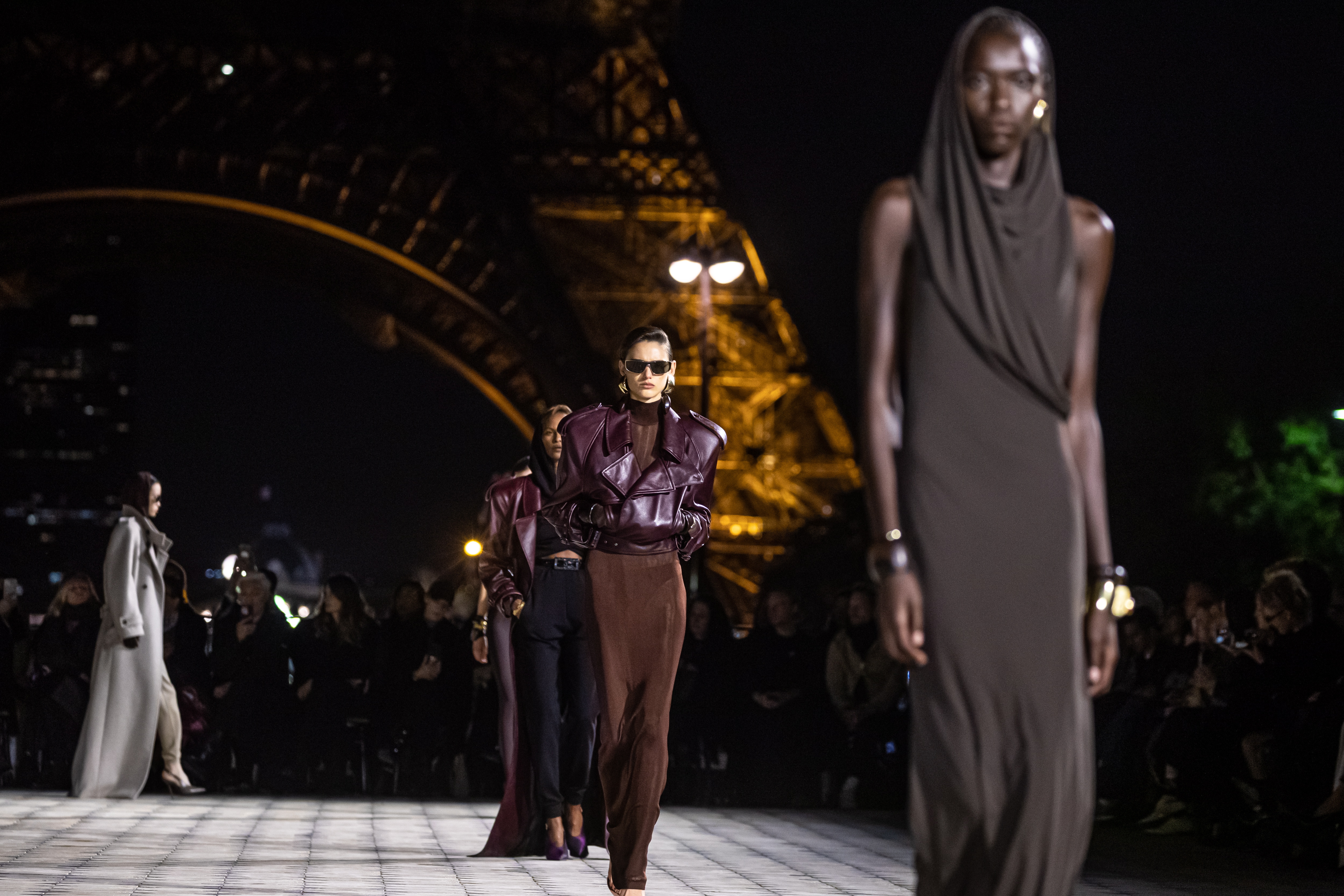 外代二线巴黎时装周,巴黎时装周圣罗兰品牌时装秀