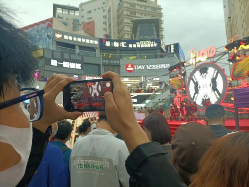 郑州国庆节客流,郑州街头国庆节氛围有了