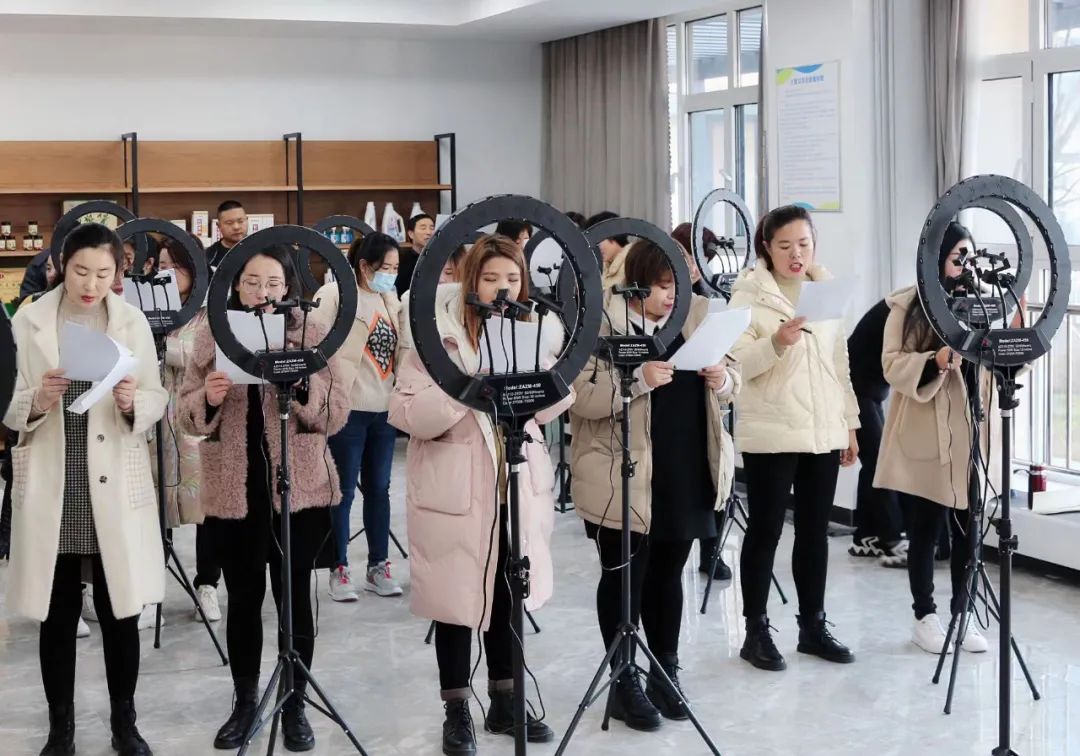 200名女主播“红透”乡野大地！陵城区“陵呈云仓”妇建联合体带货销售农产品50余万元