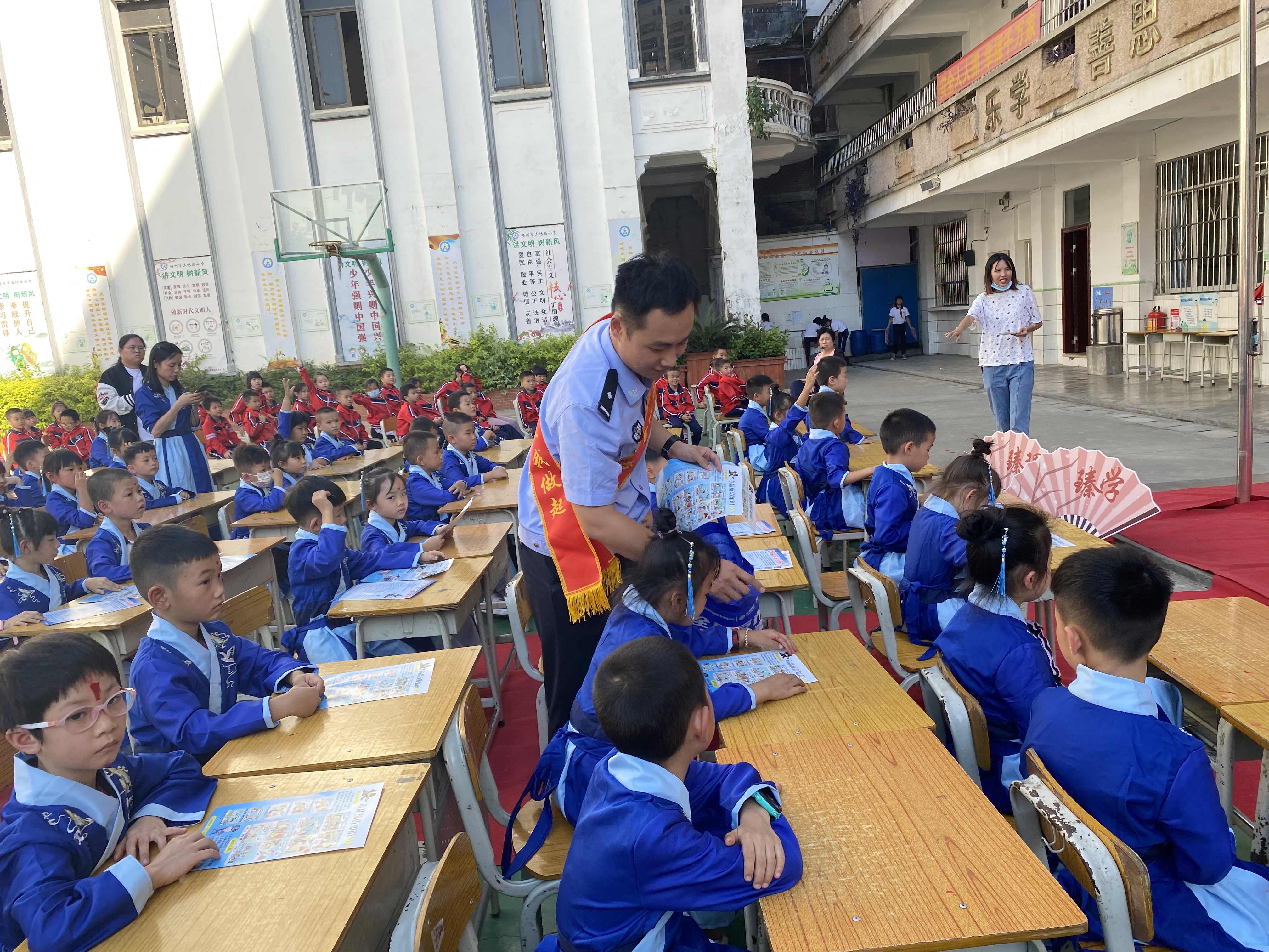 广西万秀区别样“开笔礼”反*教邪**宣传进校园