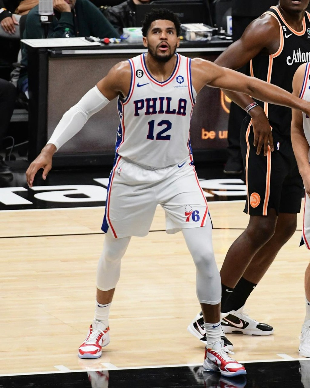 人傻了！尼克斯xKITH正式发布！两万观众一人送一件……