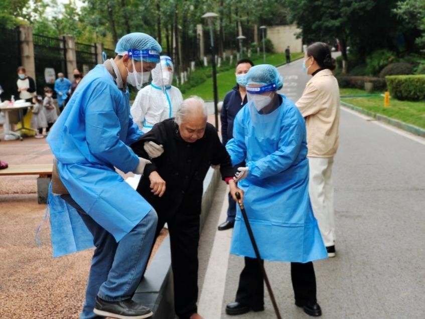 疫无反顾大爱绵长抗疫征文,义无反顾巾帼担当