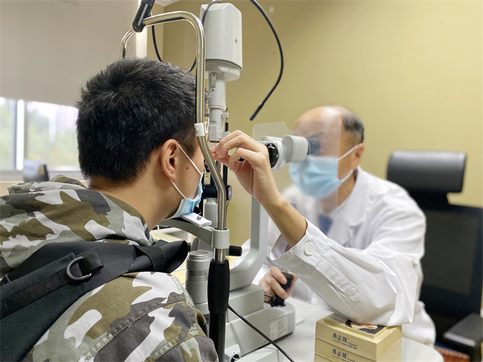 看球一时爽，眼睛很受伤！爱尔专家提醒球迷朋友：谨防干眼找上门