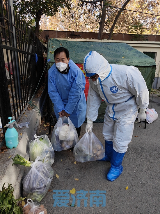 “大白”化身配送员济南各区县全力保障百姓“柴米油盐”充足