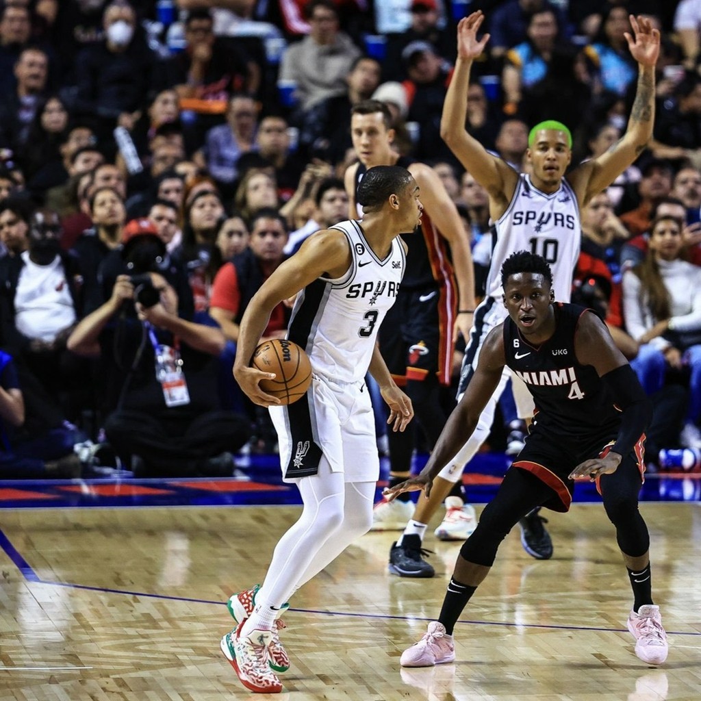 塔克最新上脚比赛球鞋,塔克上脚kobe3