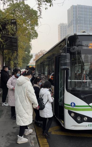 长沙迎节前晚高峰,长沙迎来节前晚高峰