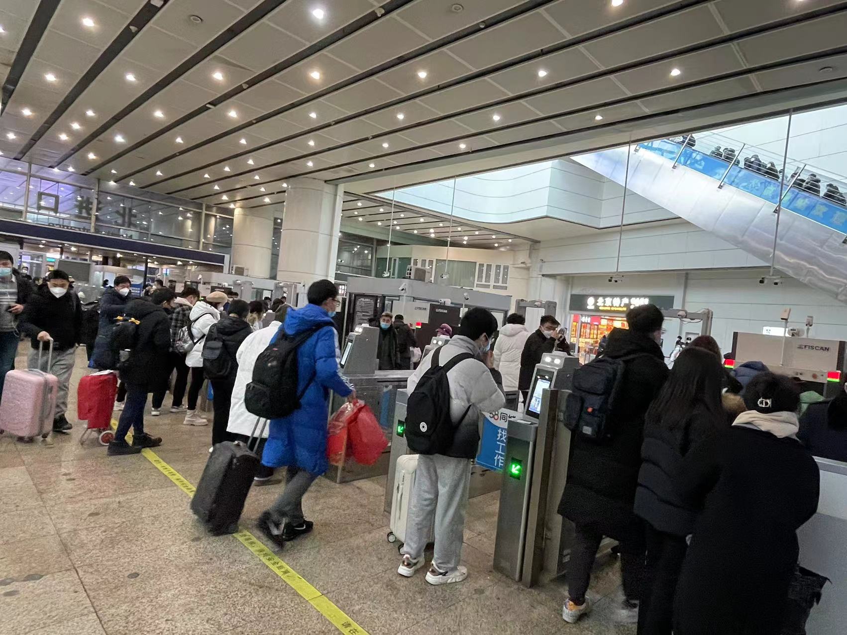 实探：爆满的火车站！候车室人声鼎沸，有人提前4小时到，“买不到票就拼车回家”