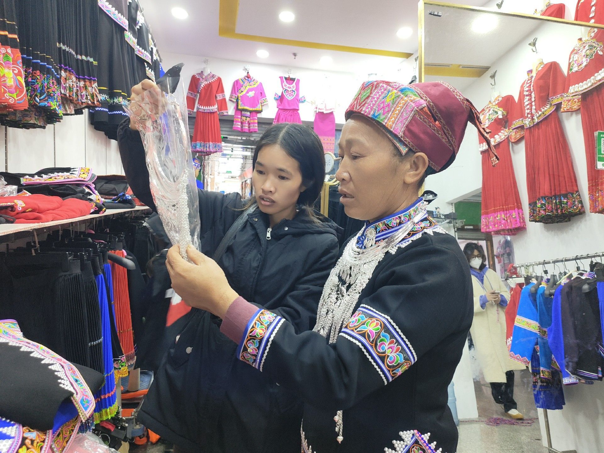 网络中国节·春节丨买新衣过大年！一起去逛民族服饰街