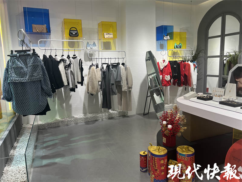 在坚守中等春天：南京三家街头小店的生存故事