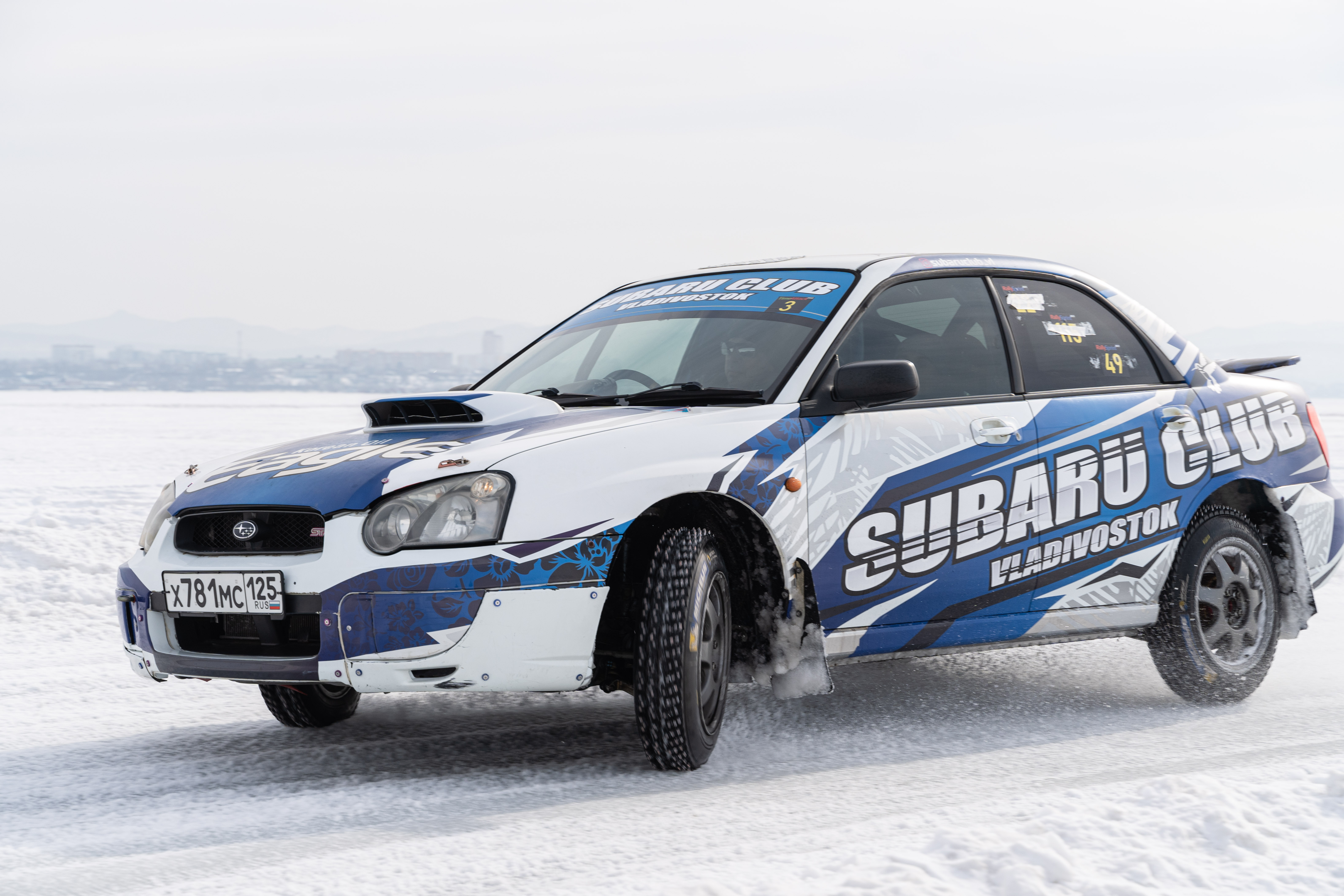 (体育)赛车——符拉迪沃斯托克举行冰雪汽车拉力赛