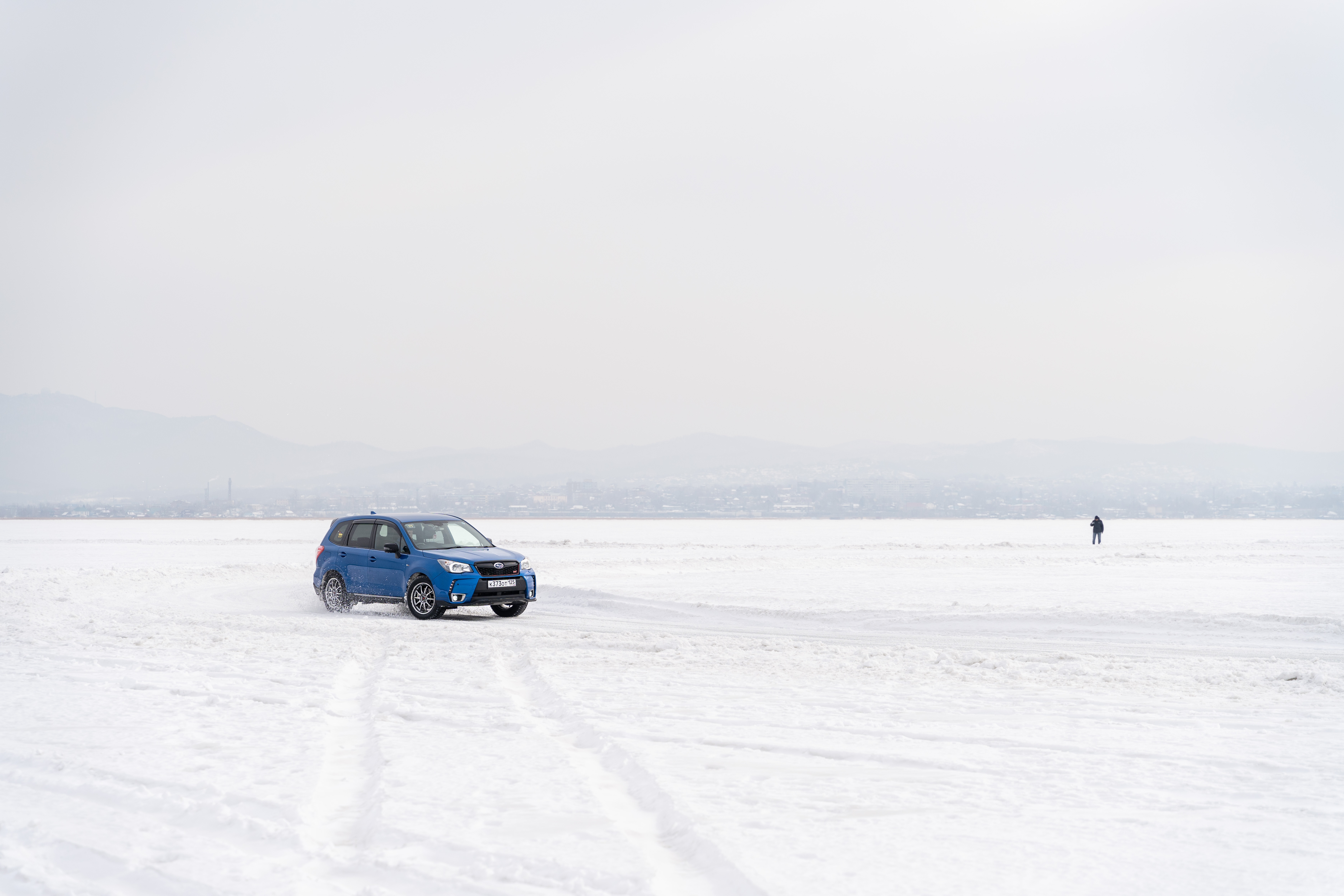 (体育)赛车——符拉迪沃斯托克举行冰雪汽车拉力赛
