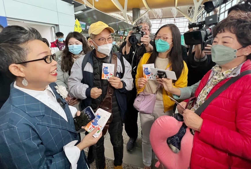 直击出境游试点恢复首日:多个首发团从上海启程游客、导游都充满期待