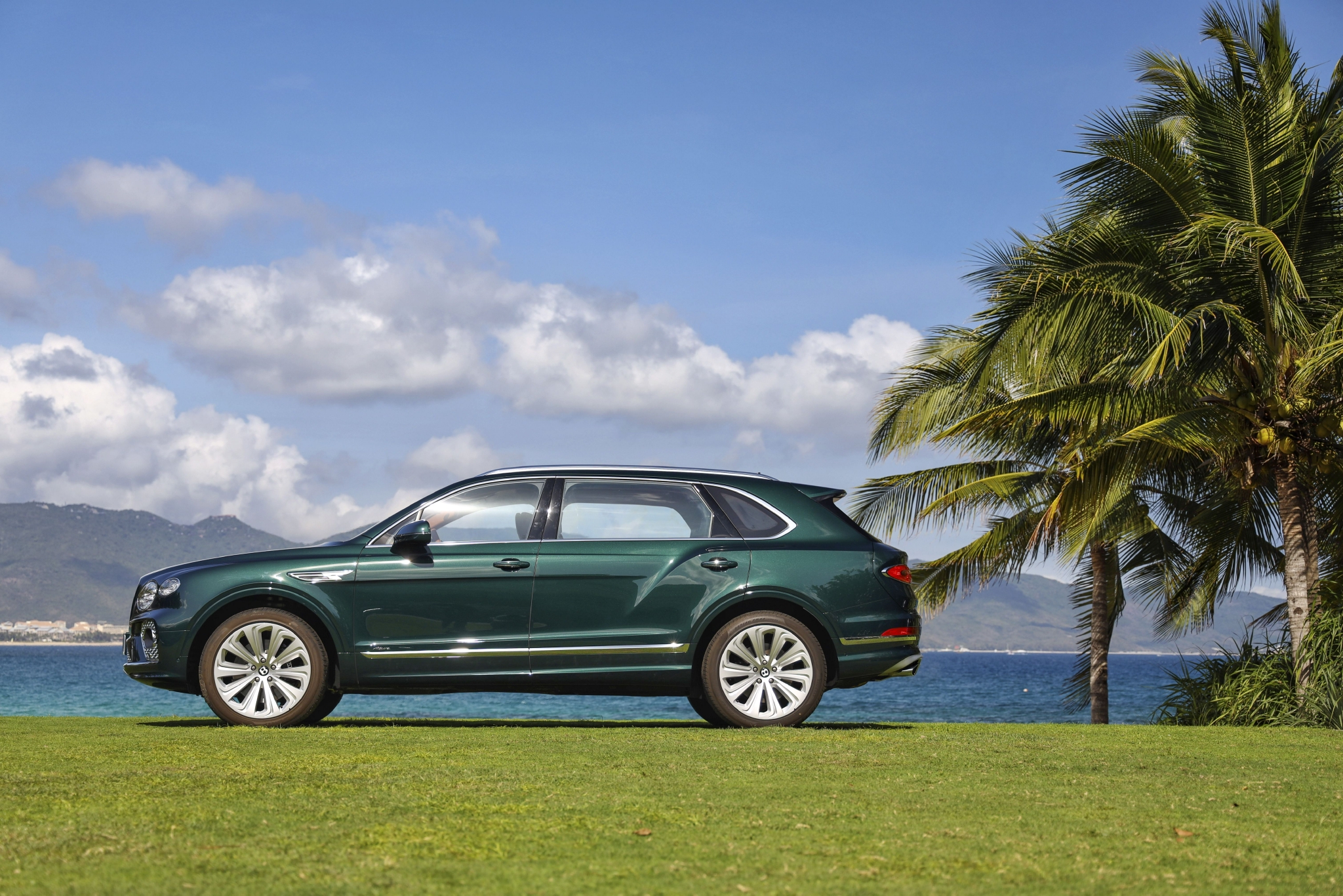 宾利添越bentaygaspeed,2023款宾利添越4.0黑武士落地价