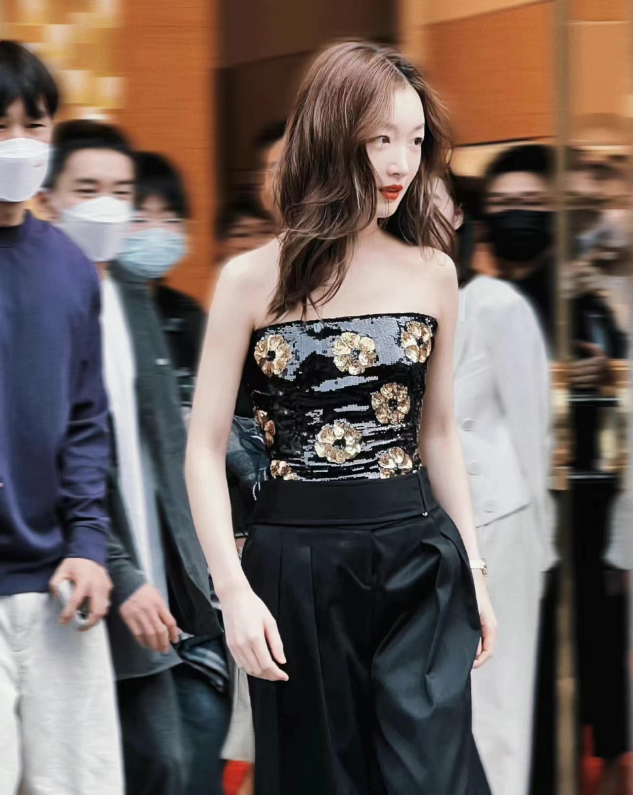 周冬雨近期穿灰色亮片套装,地素亮片西装周冬雨2020