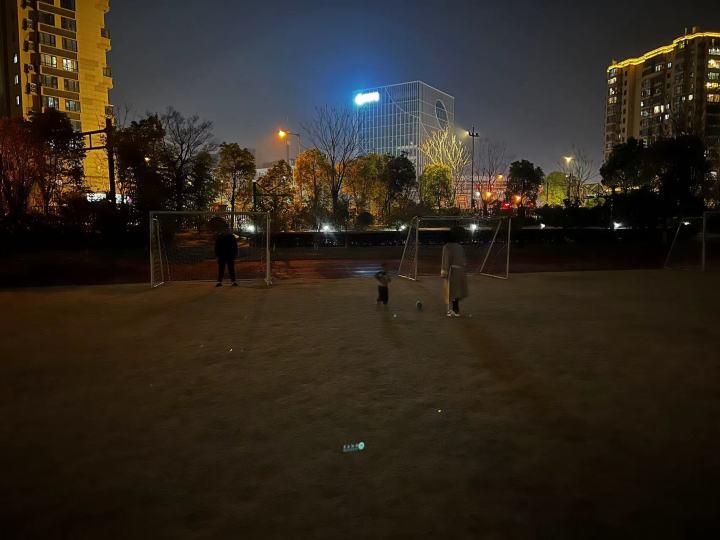 校园夜晚操场氛围感,杭州中小学体育场免费开放