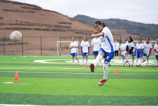 一座匪夷所思的球场和一位朴素的校长