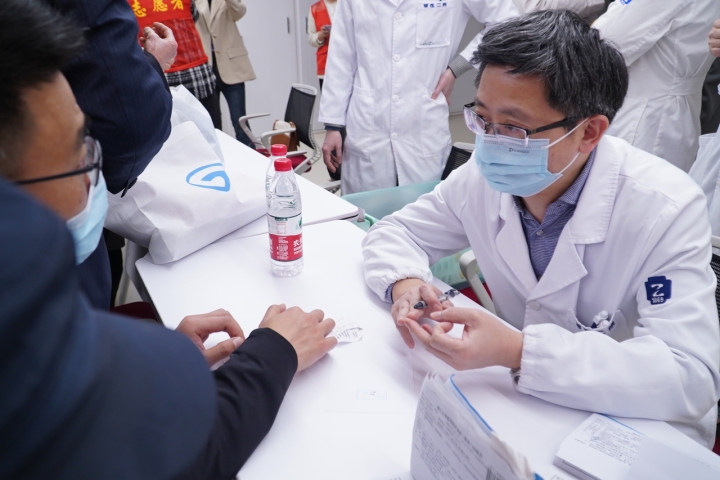 “高眼压”要紧吗？青光眼的衣食住行有哪些注意事项？浙大眼科医院开展世界青光眼周公益宣讲