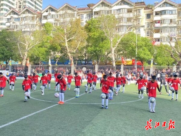 大人和小孩踢球比赛,大人和小孩比赛踢足球