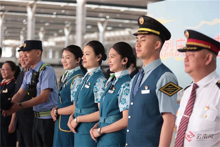 中老铁路打造连心路串起幸福梦,中老铁路列车上的故事