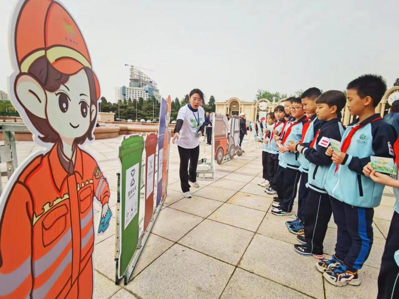环雅丽都开展垃圾分类主题活动发布企业IP形象人物“环环”和“小雅”
