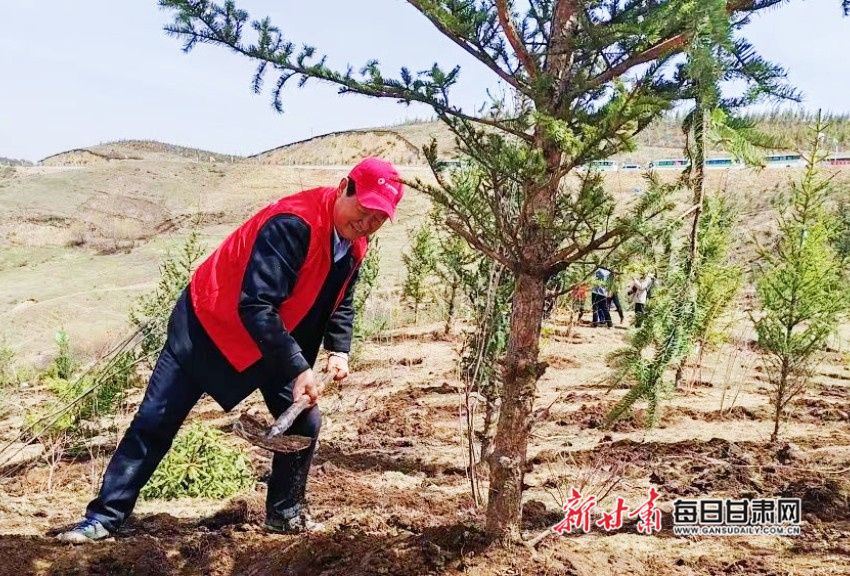 “植”此青绿“手足”情深兰州手足外科医院助力2023甘肃植树公益行