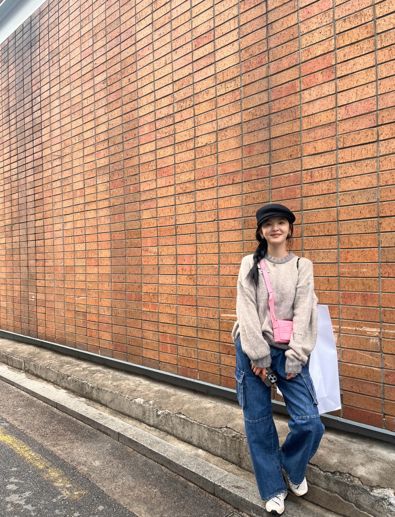章若楠分享韩国旅游随拍报童帽毛衣穿搭韩范十足