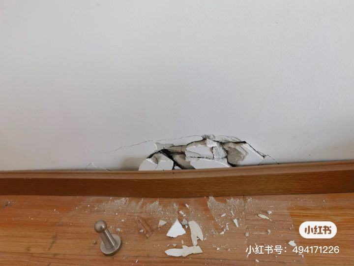 吴女士房子装修,装修导致楼上墙裂