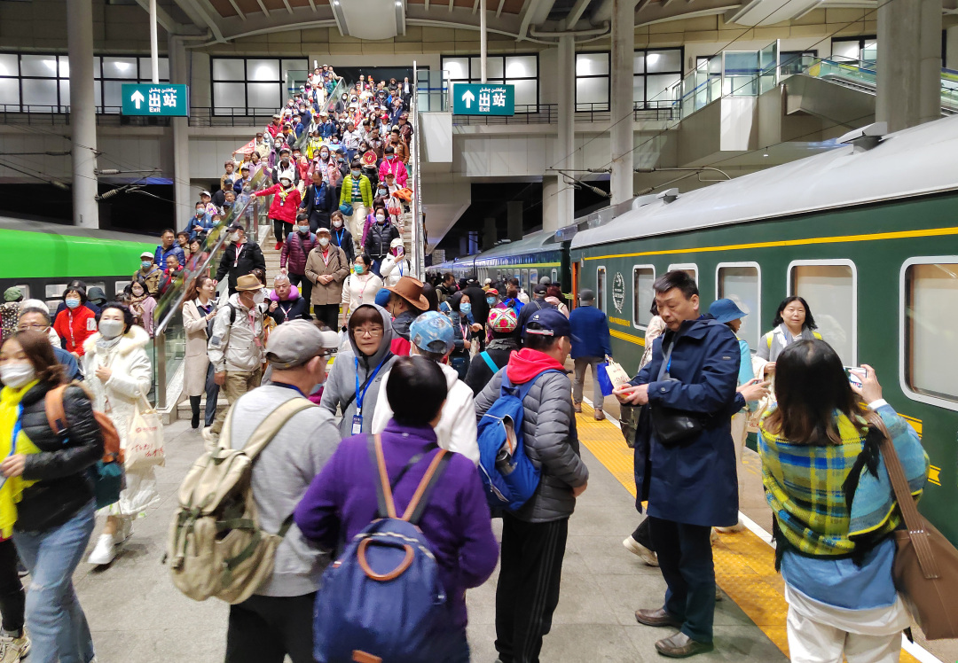 五一坐专列去新疆旅游要注意什么 (五一假期乘车及自驾需要注意这些)