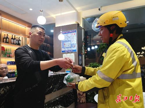 “等一下，给你炒碗盖浇饭”，武汉这家商户每天为外卖员准备免费晚餐