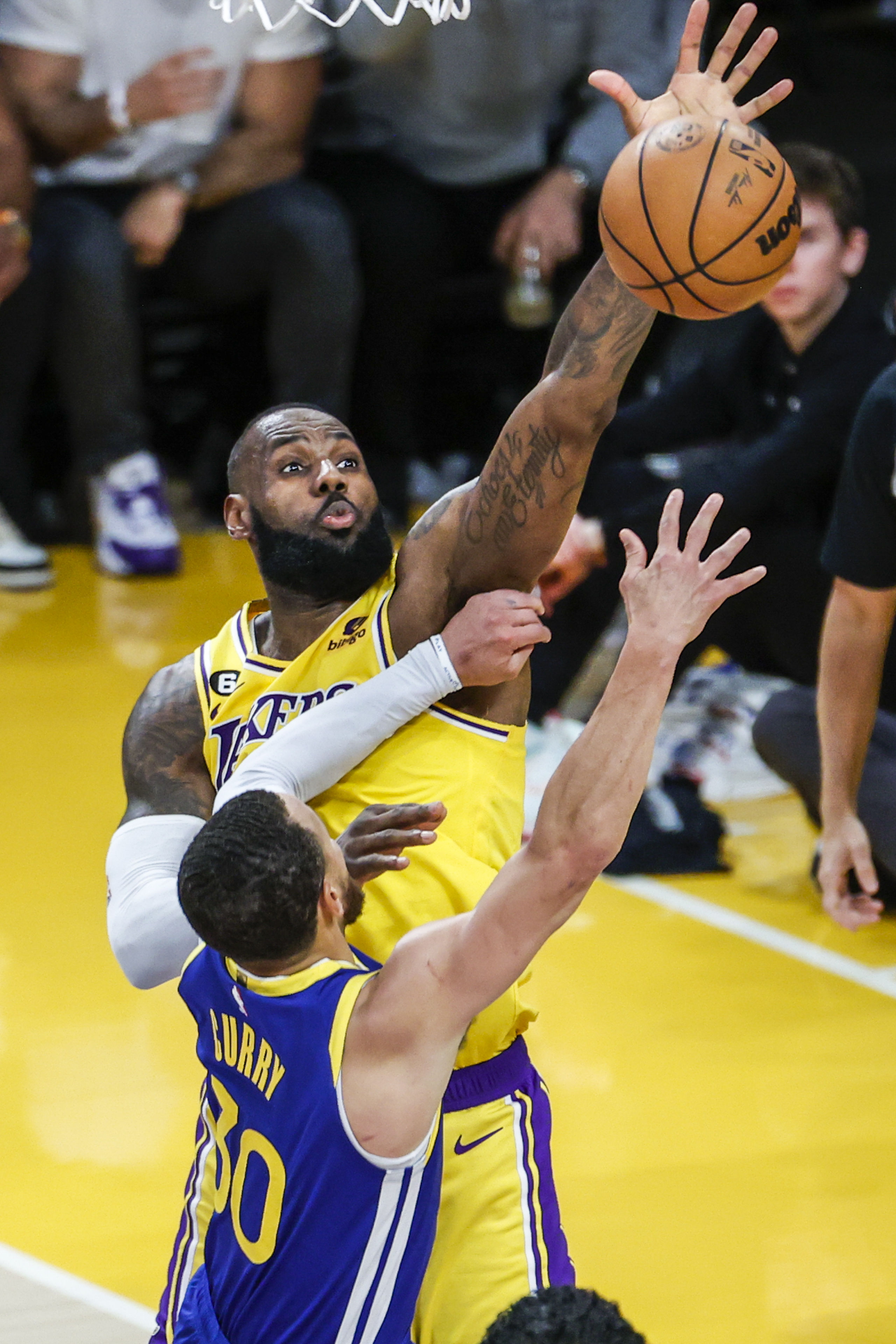 nba常规赛湖人坐镇主场迎战勇士,nba勇士胜湖人队